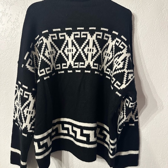Black and White Geometric Sweater - Picture 2 of 10